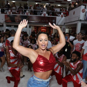 Viviane Araujo é rainha de bateria do Salgueiro e vem encarando maratona de ensaios para o carnaval 2024