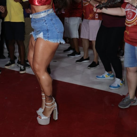 Viviane Araujo apostou em short jeans destroyed para ensaio do carnaval 2024 e exibiu as pernas torneadas