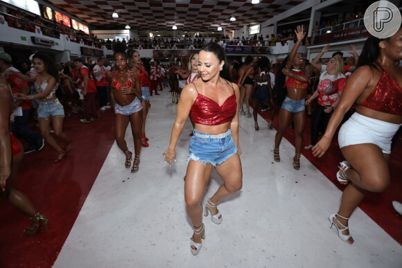 Viviane Araujo escolheu short jeans para ensaio do Salgueiro, que tenta voltar a vencer o carnaval algo que não consegue desde 2009