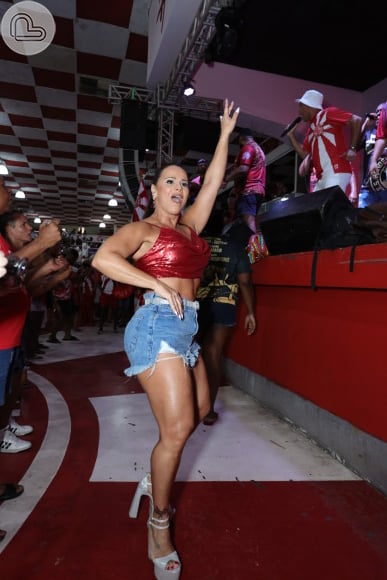 Viviane Araujo apostou em short jeans destroyed e cropped para novo ensaio do carnaval 2024 em 16 de novembro de 2023