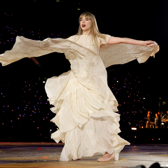 O figurino de Taylor Swift na turnê internacional é repleto de grifes internacionais