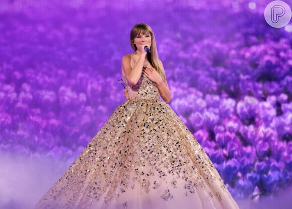 Peças ricas em bordado chamam atenção nos looks de Taylor Swift na The Eras Tour: este vestido é outra versão usada por Taylor em Speak Now, variando para branco
