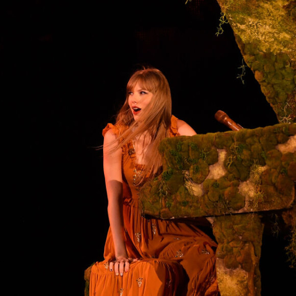 Peças fluidas marcam a Era Evermore no show: esse look é da marca Etro