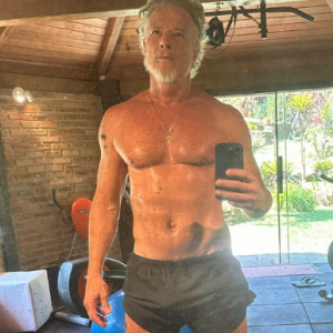 Marcello Novaes publicou uma foto sua de frente ao espelho mostrando o seu corpo sarado de 61 anos no Instagram