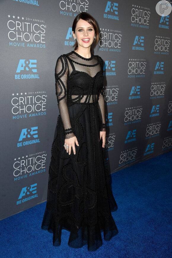 Felicity Jones desfilou um vestido preto com transparência no Critics' Choice Awards