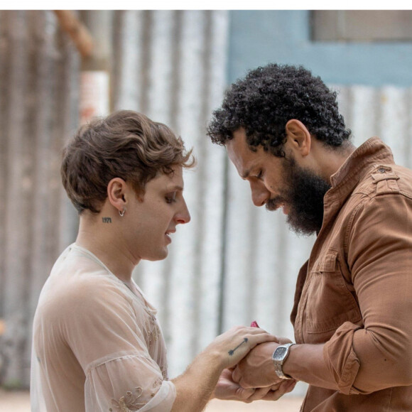 Na novela Terra e Paixão, Ramiro (Amaury Lorenzo) e Kelvin (Diego Martins) são o casal gay