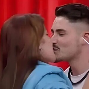 Lucas Souza engatou um romance com Jaquelline em A Fazenda