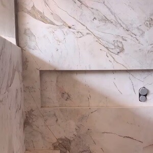 Nova casa de Virgínia Fonseca e Zé Felipe: banheiro revestido de mármore é um dos detalhes extravagantes
