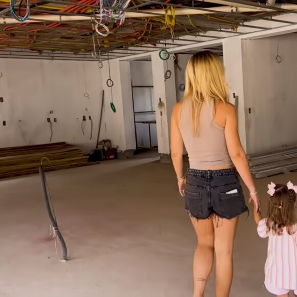 Virgínia Fonseca ganhou a companhia da filha, Maria Alice, ao visitar sua nova casa extravagante