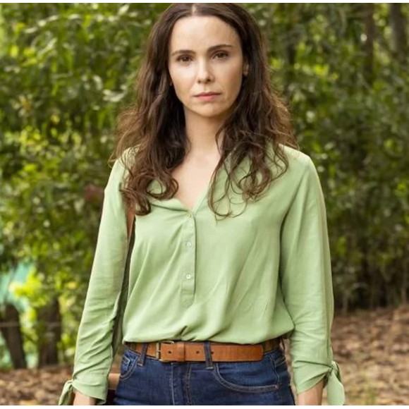 Na novela 'Terra e Paixão', Lucinda (Debora Falabella) ficará chateada com Andrade (Angelo Antônio) por mexer em suas coisas. A cena irá ao ar no capítulo de sexta-feira, 15 de dezembro.