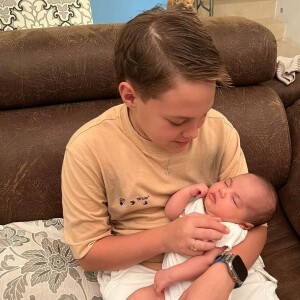 Neymar publicou foto de Davi com Mavie no colo, após dois meses do nascimento da filha, e derrete a web: 'Pacotinho'