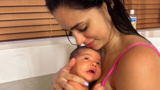 Fashionistas! Bruna Biancardi combina look com Mavie e se derrete pela filha de Neymar