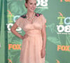 O vestido de Scarlett Johansson neste look segue a cor tendência de 2024, Peach Fuzz