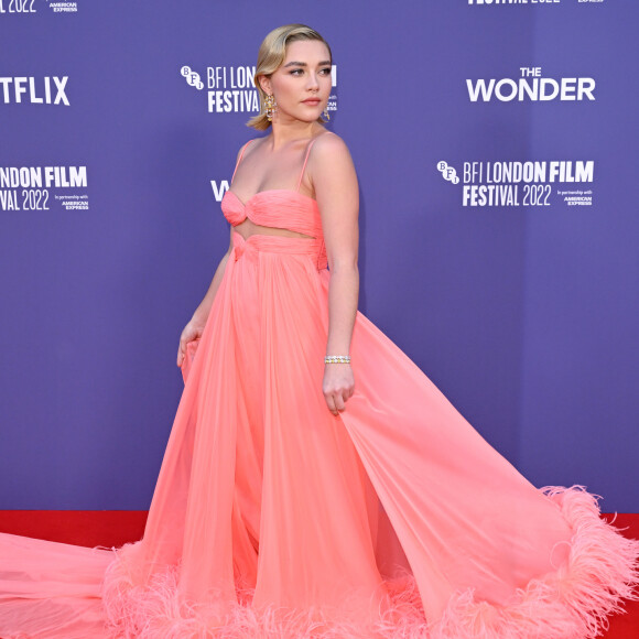 Vestido de festa com Peach Fuzz: cor Pantone para 2024 apareceu em look exuberante de Florence Pugh
