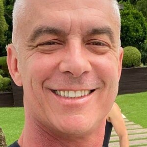 Alexandre Correa agora tenta ocupar um apartamento que tem junto com Ana Hickmann, onde atualmente mora a irmã da apresentadora