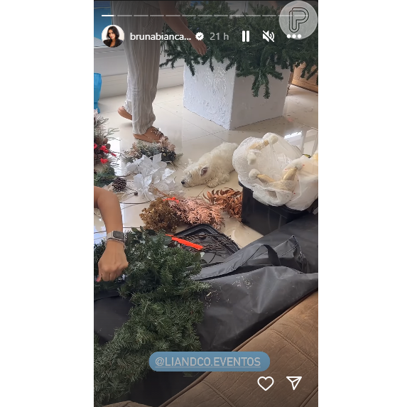 Bruna Biancardi trouxe uma equipe para montar a árvore de Natal em sua casa