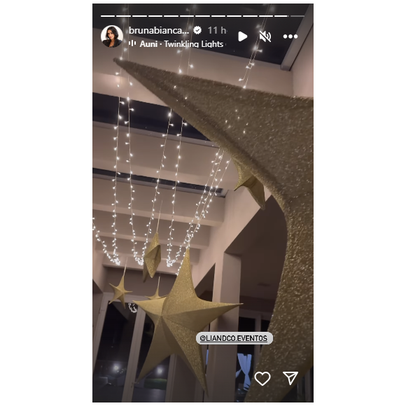 Bruna Biancardi, além da árvore de Natal, mostra detalhes gigantes estrelas no teto como decoração de luxo da sua casa