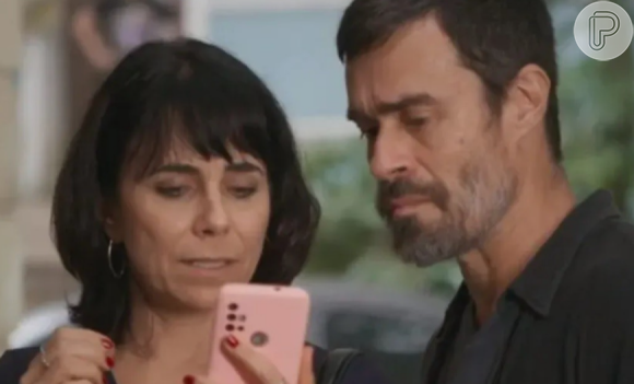 Em Elas por Elas, Miriam (Paula Cohen) arma um plano com Danilo 9Erom Cordeiro) para ele seduzir Helena (Isabel Texeira)