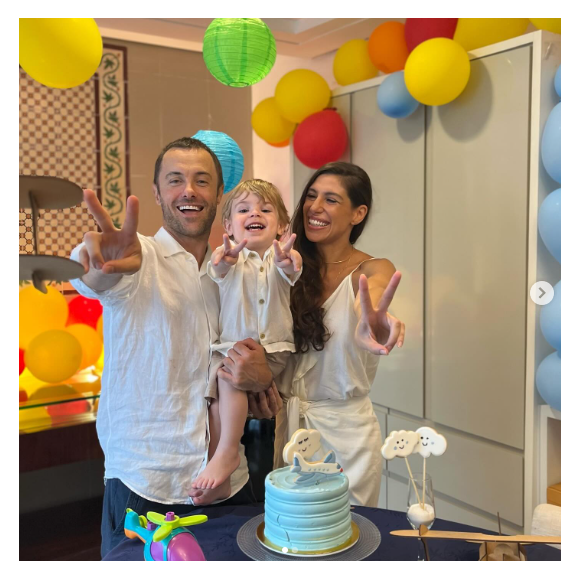 Kayky Brito após suposta crise com sua esposa Tamara Dalcanale surgiu ao lado dela para celebrar o aniversário do filho