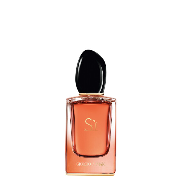 O perfume importado feminino Sí Eau de Parfum Intense também traz a cor-tendência da Pantone