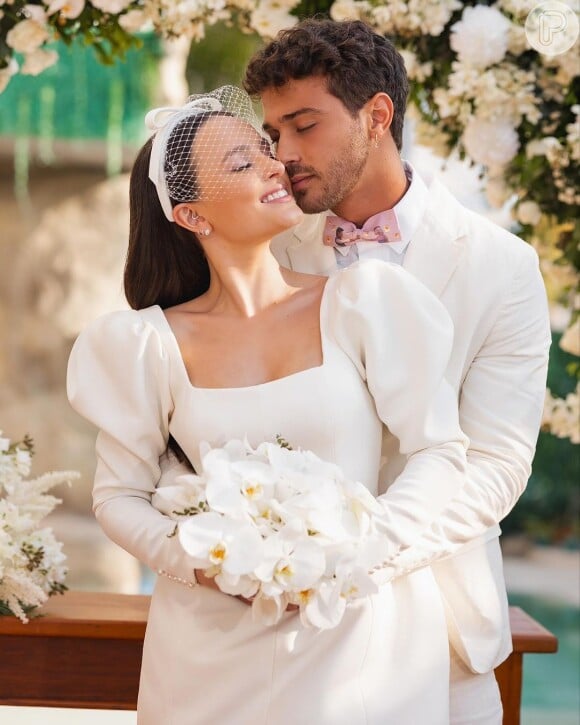Larissa Manoela usou no casamento um vestido de noiva com decote quadrado e mangas bufantes