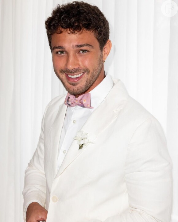 Marido de Larissa Manoela, André Luiz Frambach usou uma gravata borboleta rosa com o terno branco