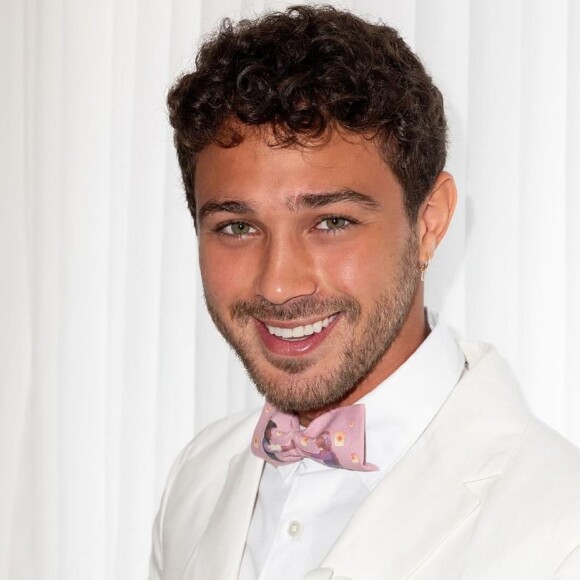 Marido de Larissa Manoela, André Luiz Frambach usou uma gravata borboleta rosa com o terno branco