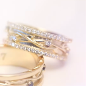 Diamantes na aliança de Larissa Manoela roubaram a cena em instagram de designer de joias