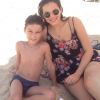 Bruna Marquezine foi clicada ao lado de um menino que também curtia a mesma praia