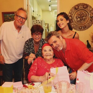 Lídia Brondi surgiu em foto de Natal com o marido, Cássio Gabus Mendes, a sobrinha Luiza, o cunhado, Tato Gabus Mendes, e a sogra, Elenita Sanchez