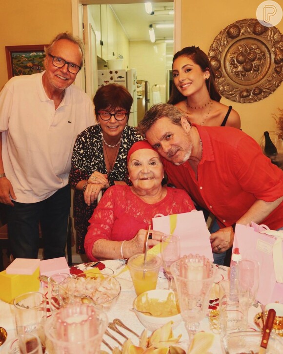 Lídia Brondi surgiu em foto de Natal com o marido, Cássio Gabus Mendes, a sobrinha Luiza, o cunhado, Tato Gabus Mendes, e a sogra, Elenita Sanchez