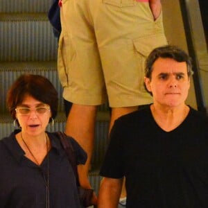 Lídia Brondi e o marido, Cássio Gabus Mendes, em foto de 2015 durante passeio no shopping
