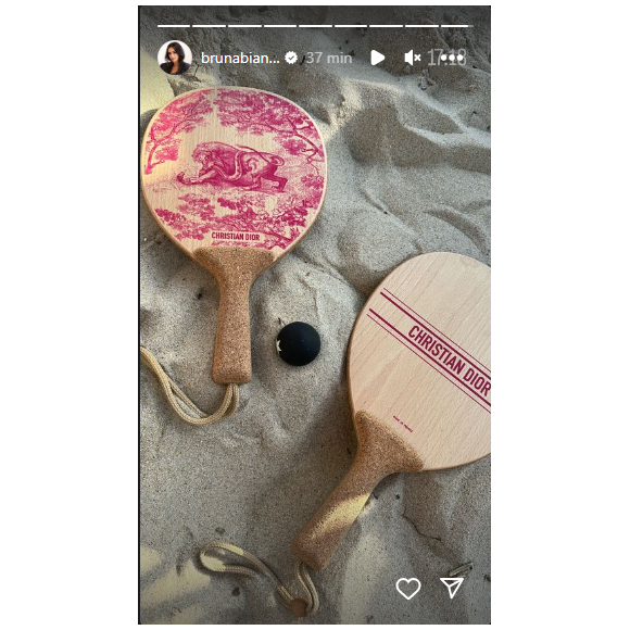 Bruna Biancardi mostrou luxo em publicação no Stories com raquete by Cristian Dior