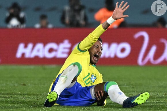 Neymar durante uma partida do Brasil teve uma grave lesao no joelho e ficou fora dos campos pela seleção e pelo Al-Hilal