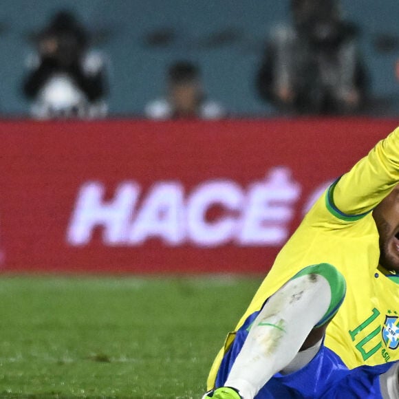 Neymar durante uma partida do Brasil teve uma grave lesao no joelho e ficou fora dos campos pela seleção e pelo Al-Hilal