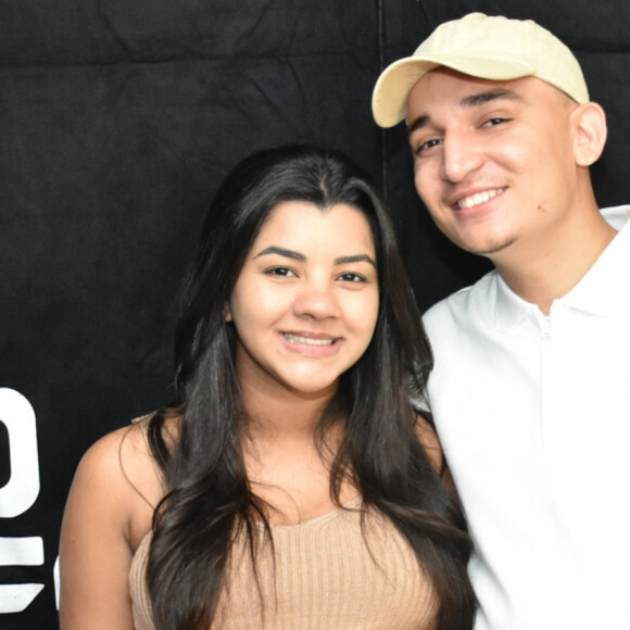 Na reta final da gravidez, noiva de João Gomes, Ary Mirelle ganhou carinho do cantor no barrigão de grávida