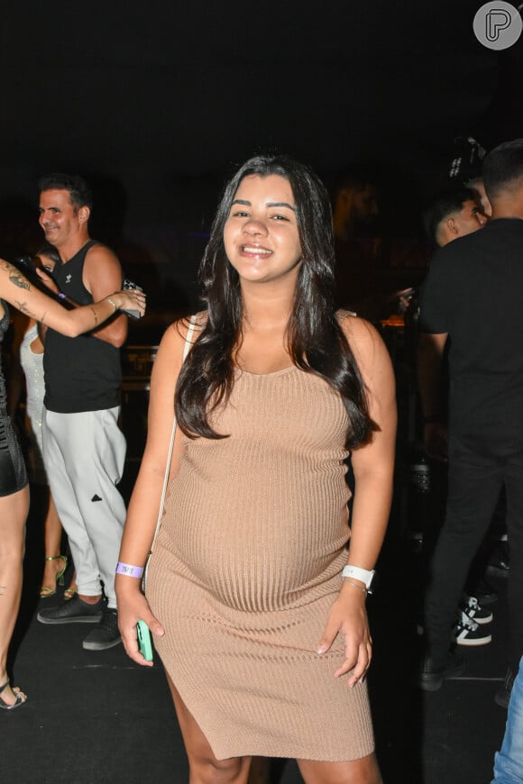 Noiva de João Gomes, a influencer Ary Mirelle destacou o barrigão de grávida com vestido justinho