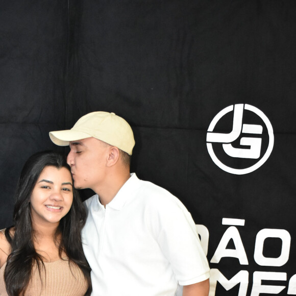 João Gomes fez carinho na noiva, a influencer Ary Mirelle, com quem espera o primeiro filho