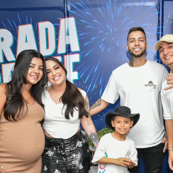 João Gomes posou em camarim de show pré-reveillon com a noiva, a influencer Ary Mirelle, e fãs