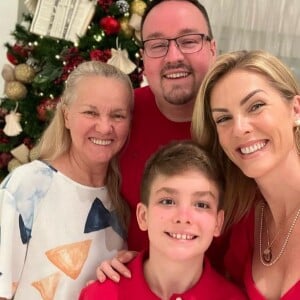 Além dos citados, Ana Hickmann apareceu em fotos ao lado da família e se mostrou muito feliz com o pré-réveillon