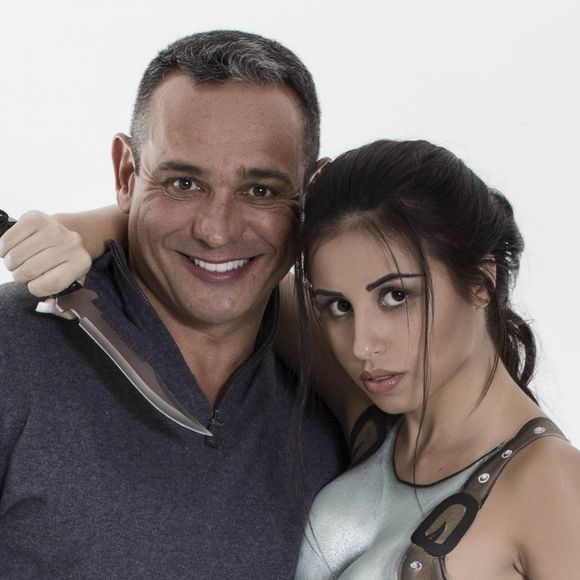 Ex-mulher de Hugo Gross foi detida ao quebrar portão do condomínio do ator e danificar carro do artista