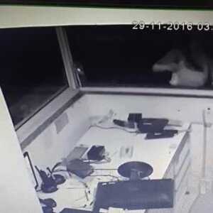 Ex-mulher de Hugo Gross, Jéssica França foi detida em janeiro de 2024 por ter quebrado portão e carro do ator; imagem é de 2016, em outra confusão envolvendo o ex-casal