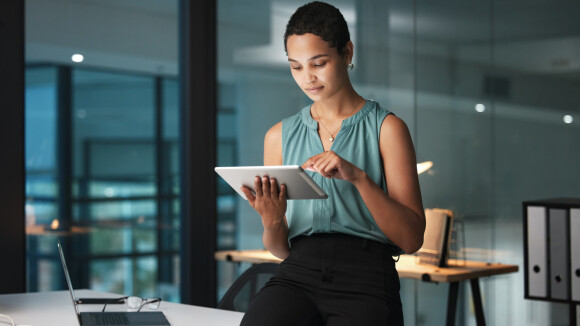 Tablet ou notebook? Saiba em qual investir para começar o ano de 2024 como business woman