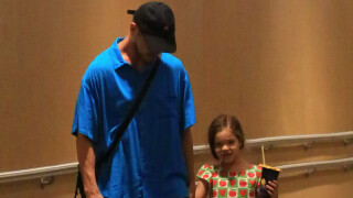 Filha de José Loreto e Débora Nascimento chama atenção pela altura em dia de cinema com o pai. Veja fotos!