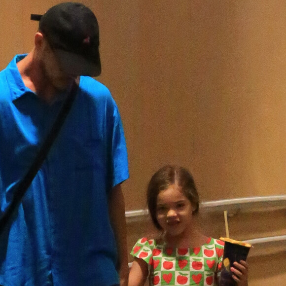 Filha de José Loreto e Débora Nascimento, Bella, 4 anos, chamou atenção pela altura em dia de cinema com o pai em 4 de janeiro de 2024