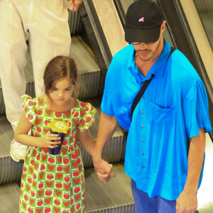 José Loreto não desgrudou da filha, Bella, 4 anos, durante passagem por shopping da Barra da Tijuca, Zona Oeste do Rio de Janeiro