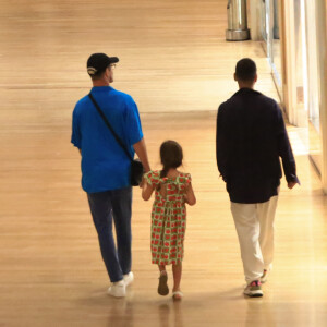 José Loreto e a filha passearam por shopping do Rio de Janeiro em janeiro de 2024
