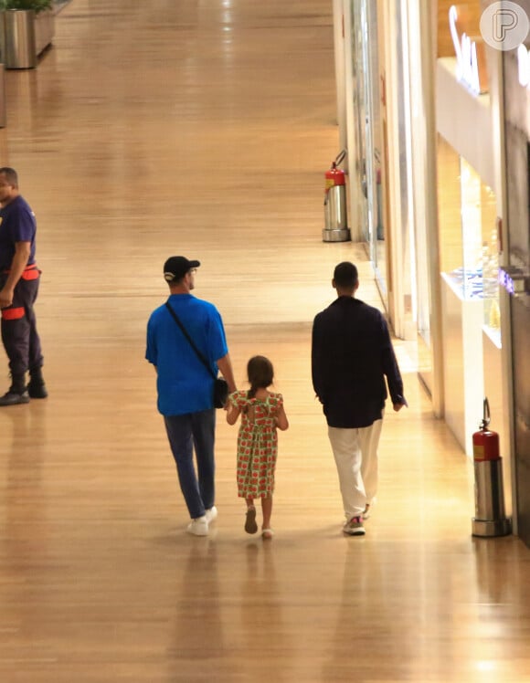 José Loreto e a filha passearam por shopping do Rio de Janeiro em janeiro de 2024