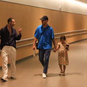 José Loreto apostou em look confortável para passeio com a filha, fruto do seu casamento com Débora Nascimento
