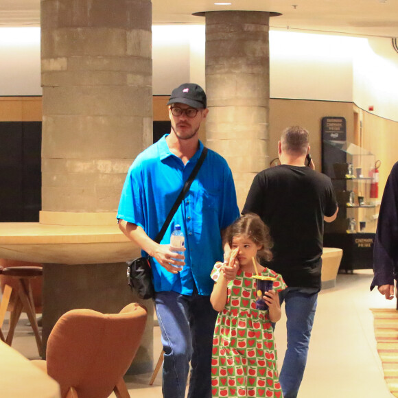 José Loreto e a filha, Bella, foram clicados em dia de shopping no Rio de Janeiro